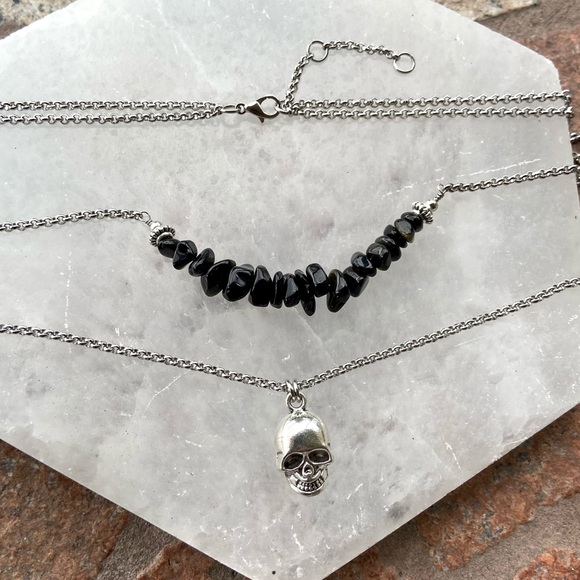 Onyx skull necklace . Double layer onyx gemstones chips & silver skull charm - Picture 7 of 10